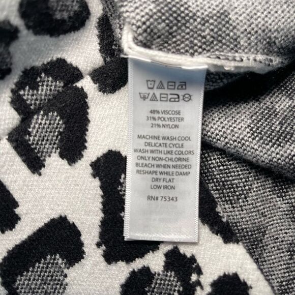 Tahari White Black Animal Print Long 3/4 Sleeve Mock
Neck Sweater Size Small - Picture 5 of 8